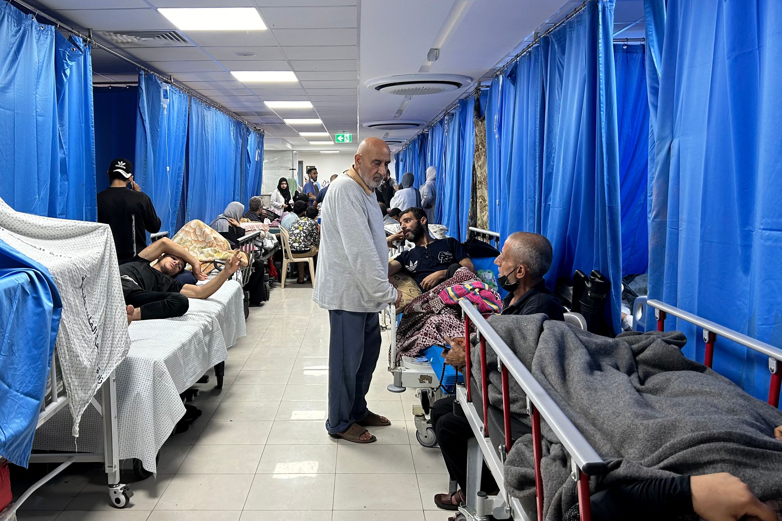 外媒：以军持续围困加沙最大医院 院方被迫将数百名死者葬在院内